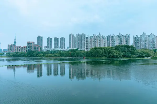 Een Lage Hoek Van Hoogbouw Fuzhou Met Uitzicht Het Meer — Stockfoto