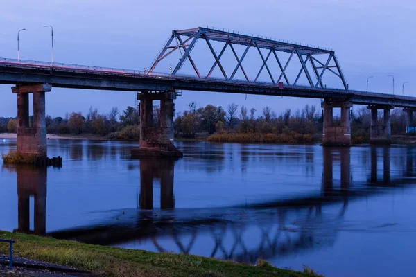 夜にはベラルーシのモジュール川に架かる橋 — ストック写真