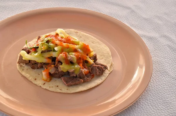 Finom Taco Közelkép Egy Kerek Tányéron Hússal Fűszerekkel Szószokkal — Stock Fotó