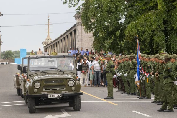 Żołnierze Honorujący Strażaków Którzy Zginęli Pożarze Supercysterny Matanzas Kubie — Zdjęcie stockowe