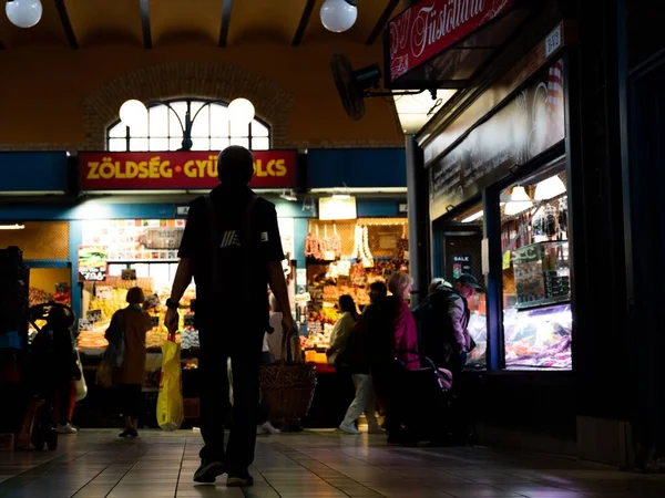 Silhouetten Van Mensen Die Winkelen Een Hongaarse Markthal — Stockfoto