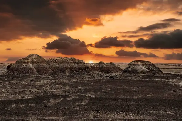 Eine Schöne Aufnahme Von Felsen Unter Wolkenverhangenem Sonnenuntergang Sedona Usa — Stockfoto