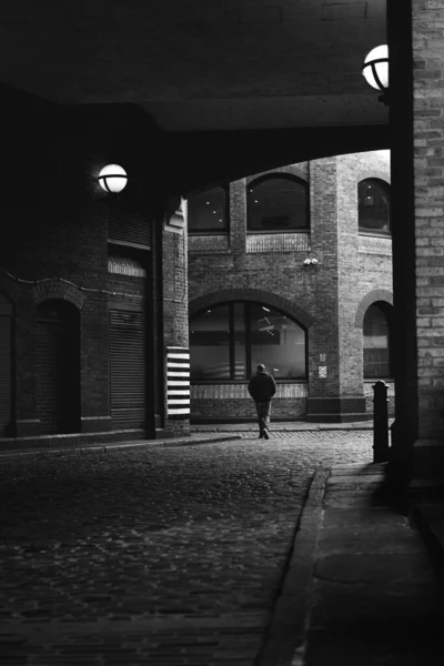 Londra Ngiltere Sokaklarında Yürüyen Bir Adamın Dikey Gri Tonlu Görüntüsü — Stok fotoğraf