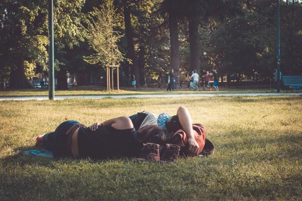 Ein Paar Liegt Auf Einem Feld Einem Park — Stockfoto