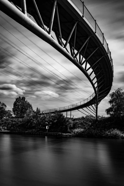 Plano Vertical Hermoso Puente Sobre Lago Oberhausen Alemania — Foto de Stock