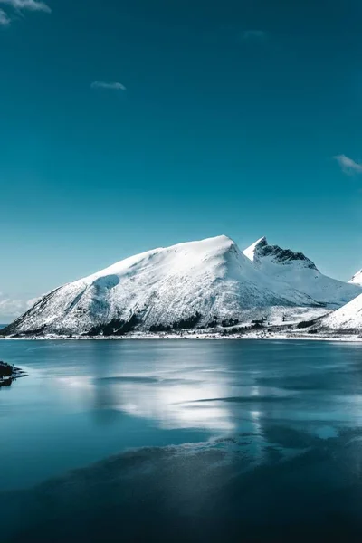 Nádherný Výhled Zamrzlé Jezero Obklopené Bílými Zasněženými Kopci Pod Jasnou — Stock fotografie
