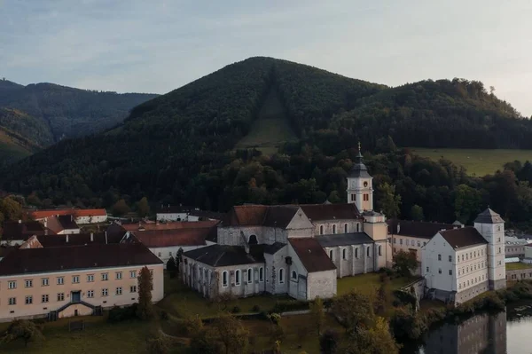 Una Vista Aérea Del Dron Abadía Lilienfeld Austria Durante Puesta — Foto de Stock