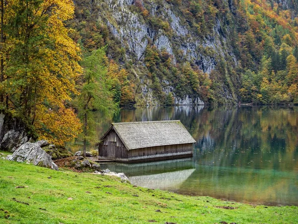 Una Casa Sulla Riva Lago Circondato Alberi Colorati Autunno — Foto Stock