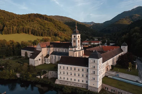 Una Vista Aérea Del Dron Abadía Lilienfeld Austria Durante Puesta —  Fotos de Stock