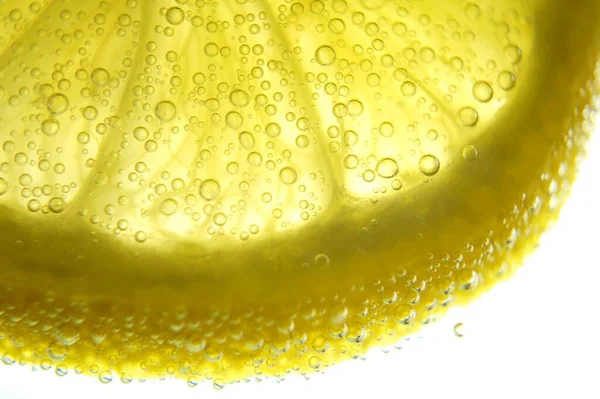 Ett Makro Skott Skiva Citron Med Bubblor Den Vit Bakgrund — Stockfoto