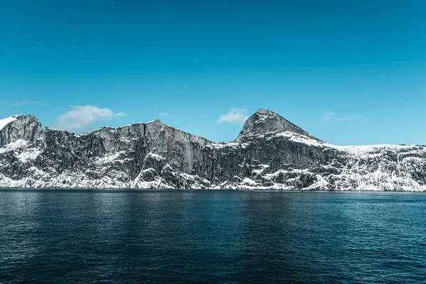 Μια Πανέμορφη Θέα Μιας Σκουρόχρωμης Γαλάζιας Λίμνης Που Περιβάλλεται Από — Φωτογραφία Αρχείου