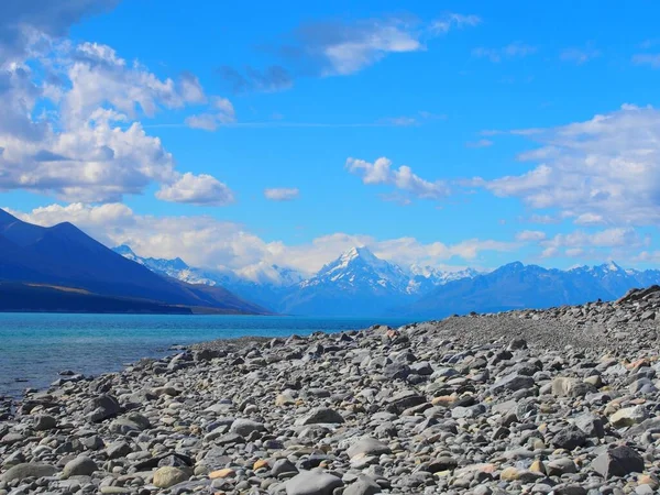 ニュージーランドの山岳風景に対する岩場の海岸の自然景観 — ストック写真