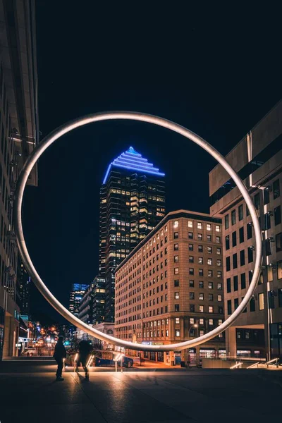 Ein Stadtbild Das Nachts Von Gebäuden Umgeben Ist — Stockfoto