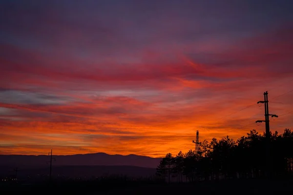 Dramatický Pohled Oblohu Při Západu Slunce Siluety Elektrického Vedení Stanic — Stock fotografie