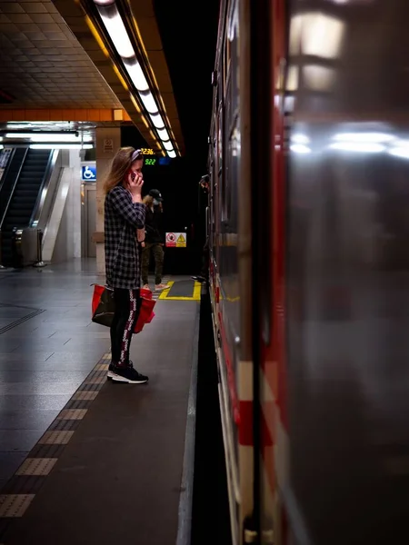Vertikální Záběr Dívky Masce Čekající Metro Stanici Metra Praze — Stock fotografie