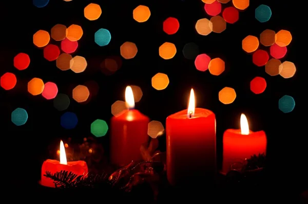 Eine Nahaufnahme Von Brennenden Kerzen Dunkeln Vor Buntem Bokeh Hintergrund — Stockfoto