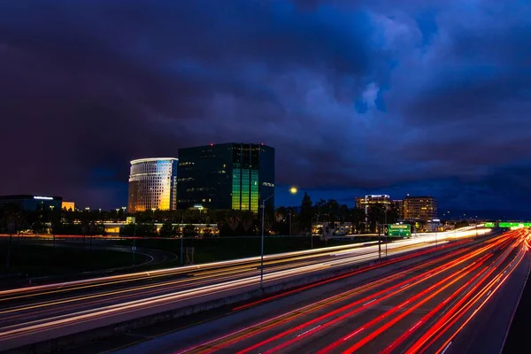 Uma Longa Exposição Das Luzes Carro Estrada Uma Cidade Urbana — Fotografia de Stock