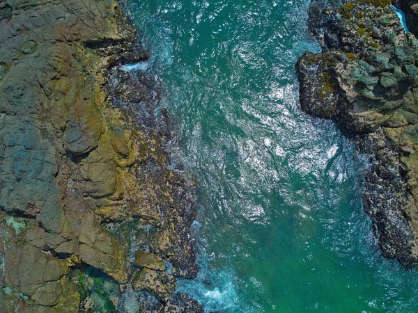 Renkli Kaya Şekilleri Yıllar Boyunca Dalgaları Çarpıştırarak Havada Çekildiğinde Bazı — Stok fotoğraf