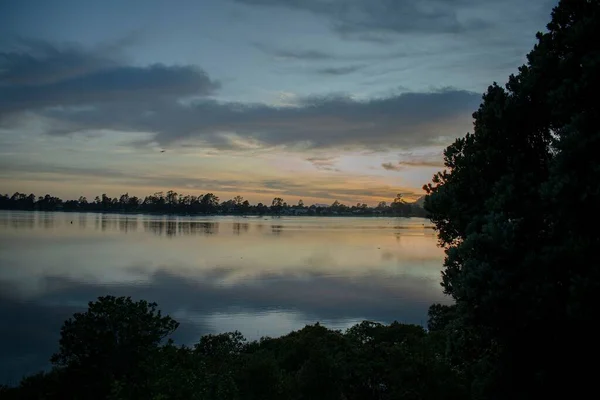 Спокойный Восход Солнца Над Тихой Гаванью — стоковое фото