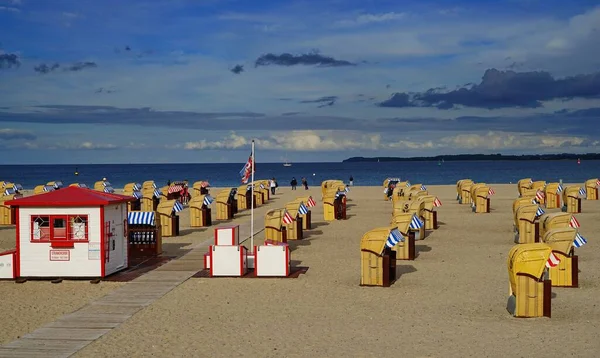 Ein Strand Voller Liegestühle Mit Meer Und Blauem Bewölkten Himmel — Stockfoto