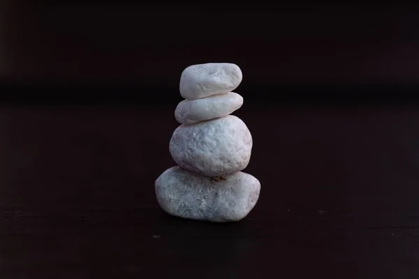 Siyah Arka Planla Zen Için Kayaları Dengeleyen Minyatür Bir Yığın — Stok fotoğraf