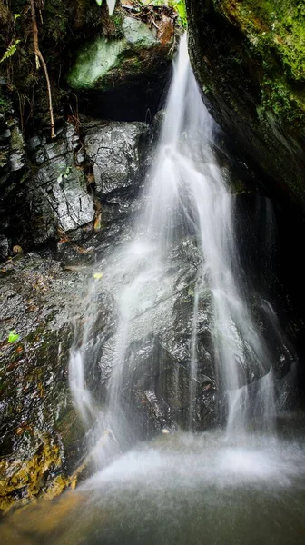 Una Vertical Una Cascada Que Fluye Través Rocas Cubiertas Musgo —  Fotos de Stock