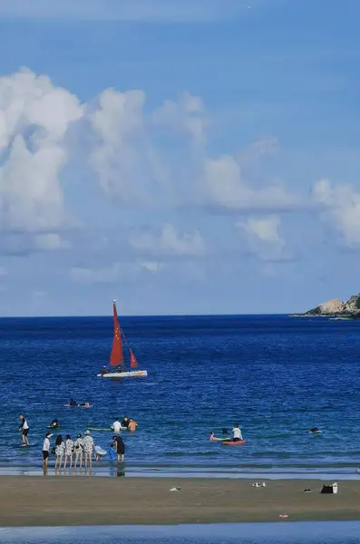 Una Vertical Barco Que Fluye Mar Gente Playa Cielo Soleado — Foto de Stock