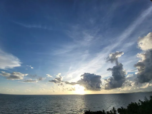 ベトナムの雲と海での日の出 — ストック写真
