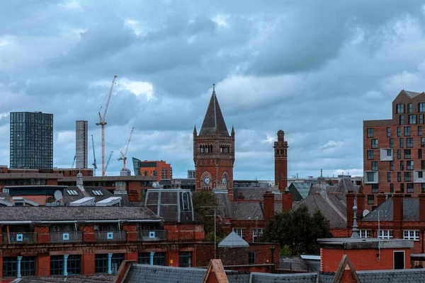 背景に曇り空の暗い日にマンチェスター刑務所 — ストック写真