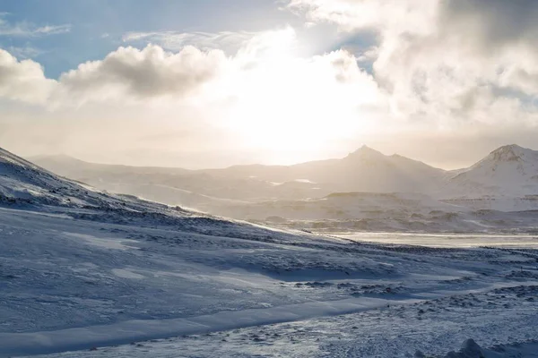 Avlägsen Bild Berg Och Fält Täckt Med Snö Den Skinande — Stockfoto