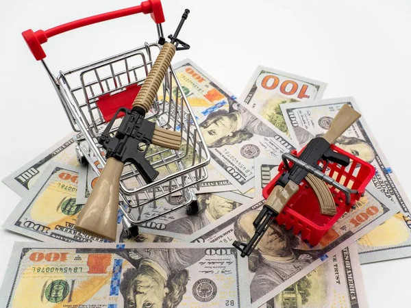 Ein Schuss Bargeld Höhe Von Usd Mit Plastikspielzeug Und Trolleys — Stockfoto