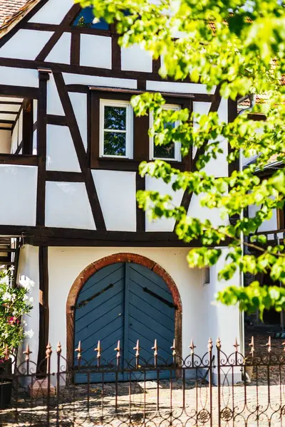 Une Belle Maison Blanche Historique Colombages Allemands Par Temps Ensoleillé — Photo