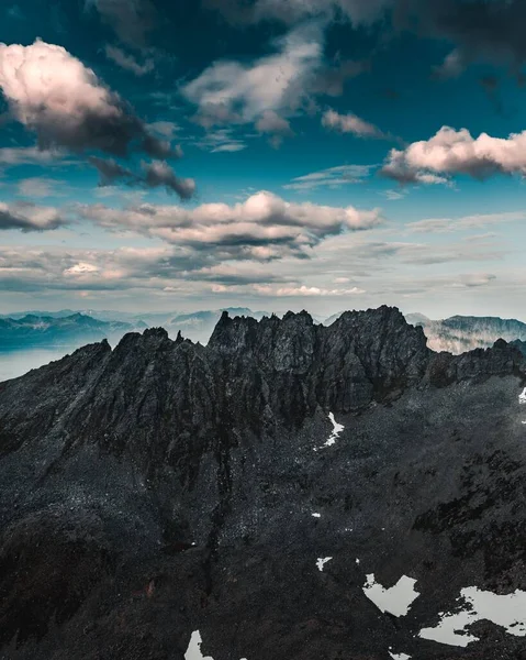 Чудовий Вид Високих Скелястих Гір Під Хмарним Небом Північній Норвегії — стокове фото