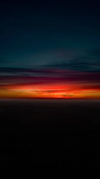Eine Vertikale Des Sonnenuntergangs Mit Einer Roten Linie Dunklen Himmel — Stockfoto