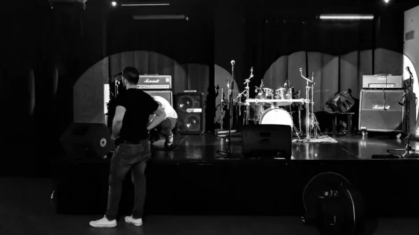 在大厅里为摇滚乐团现场表演准备舞台的灰度镜头 — 图库照片