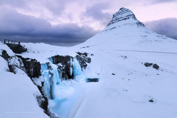 Malownicze Ujęcie Szczytu Pokrytego Śniegiem Zamarzniętym Wodospadem Zamieniło Się Lód — Zdjęcie stockowe