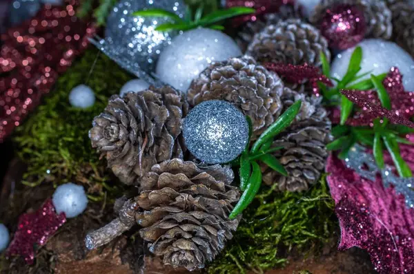 Primo Piano Pigne Ornamenti Scintillanti Albero Natale — Foto Stock