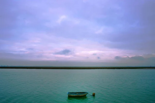 Gün Batımında Tekneyle Göl Manzarası — Stok fotoğraf