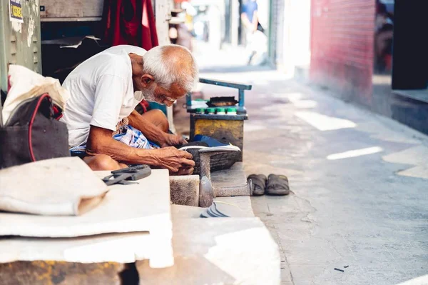 Velho Homem Fazendo Sapatos Nas Ruas Kolkata Índia — Fotografia de Stock