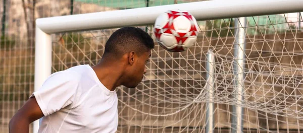 Bir Futbolcunun Gol Atmak Için Topa Liderlik Ettiği Panoramik Bir — Stok fotoğraf