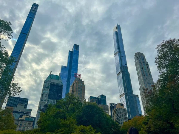 Une Vue Angle Bas Des Gratte Ciel Vitrés Central Park — Photo