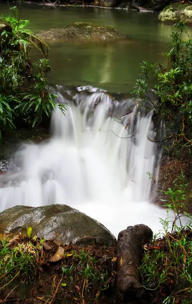 Uma Pequena Cachoeira Fluindo Pelas Rochas Longa Exposição — Fotografia de Stock