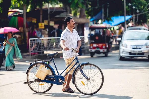 Ein Indischer Mann Geht Mit Einem Fahrrad Visakhapatnam Vizag Einem — Stockfoto