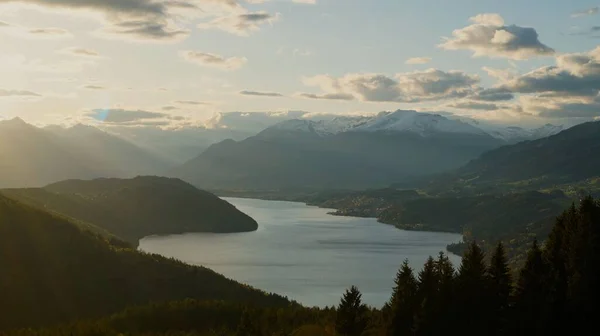 Una Hermosa Vista Del Lago Millstatt Austria Con Sol Dorado — Foto de Stock