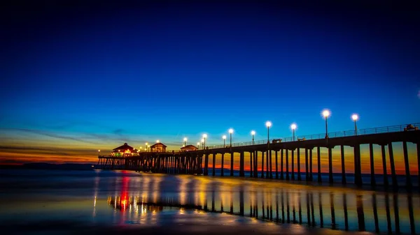 Ein Fantastischer Blick Auf Einen Hellen Sonnenuntergang Über Einem Pier — Stockfoto