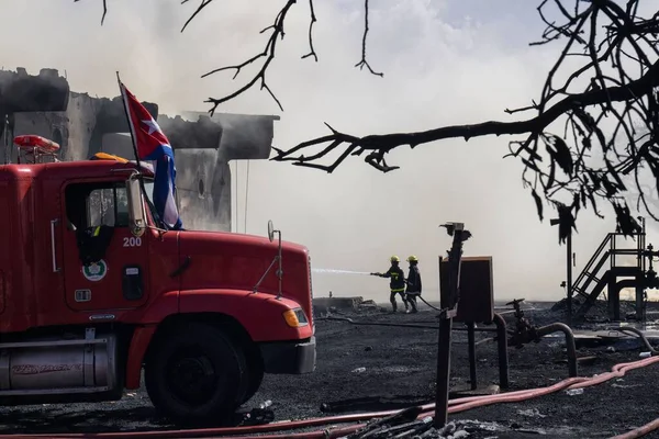 Πυροσβέστες Που Αντιμετωπίζουν Πυρκαγιά Μεγάλης Κλίμακας Στη Βάση Των Υπερτάνκερ — Φωτογραφία Αρχείου