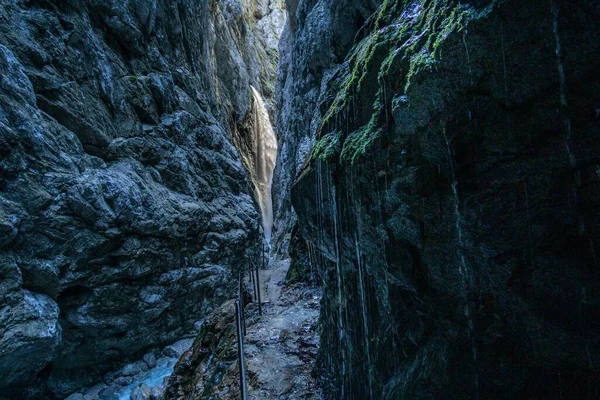 Lovitură Closeup Unei Cascade Înguste Dintr Vârf Munte Mare — Fotografie, imagine de stoc