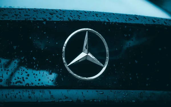 Mercedesin C200 Logosuna Yakın Plan Islak Mavi Sandıkta Amblem — Stok fotoğraf