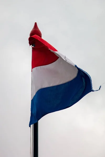 Vertikální Záběr Holandské Vlajky Vlnící Tyči Obloze — Stock fotografie