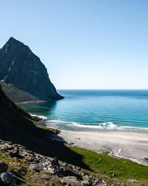 Piękny Widok Plażę Północnej Norwegii Cichym Jasnoniebieskim Morzem Pod Czystym — Zdjęcie stockowe